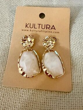 *new* Kultura Gold and Cream Marbled Dangle Earrings